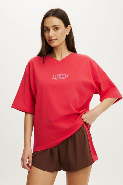 Active Graphic V-Neck Tee, CHARGED RED/RETRO