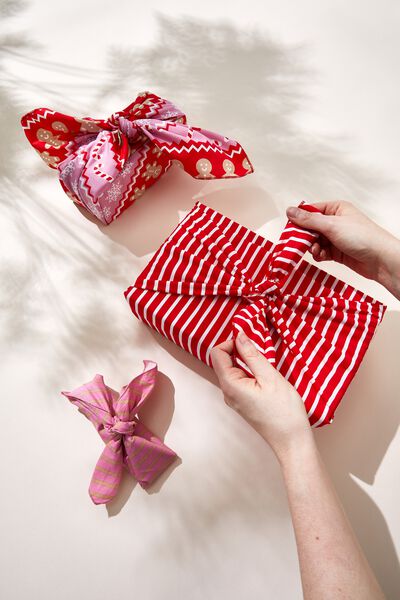Foundation Adults Fabric Gift Wrap Set, GINGERBREAD FAIRISLE RED