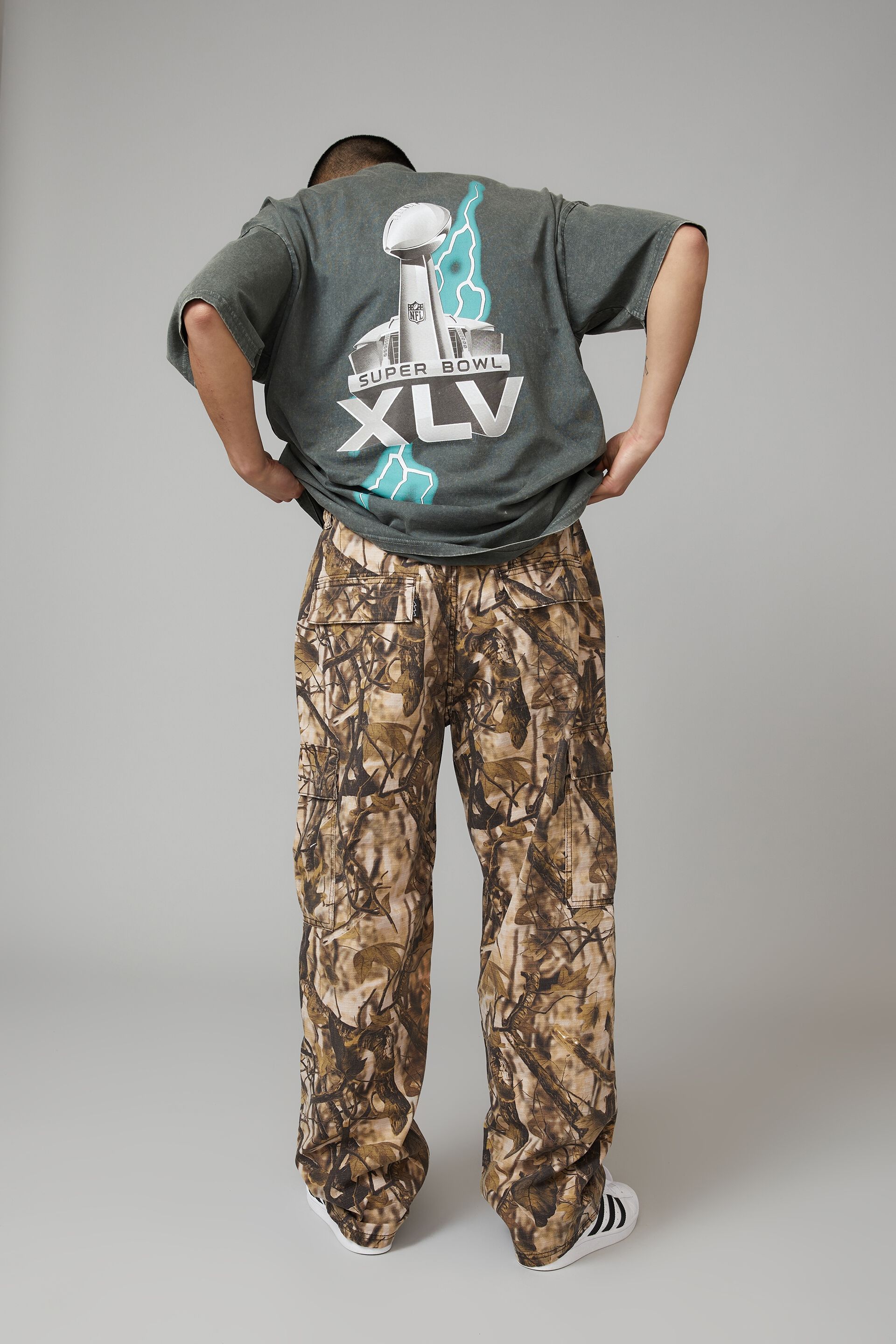 Wear baggy camo pants wide leg jeans military camouflage  Army Pants  Outfit  Camo Pants cargo pants Khaki Outfit