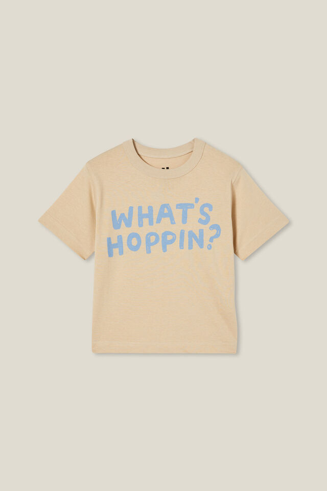 Camiseta - Jonny Short Sleeve Print Tee, RAINY DAY/WHAT S HOPPIN?