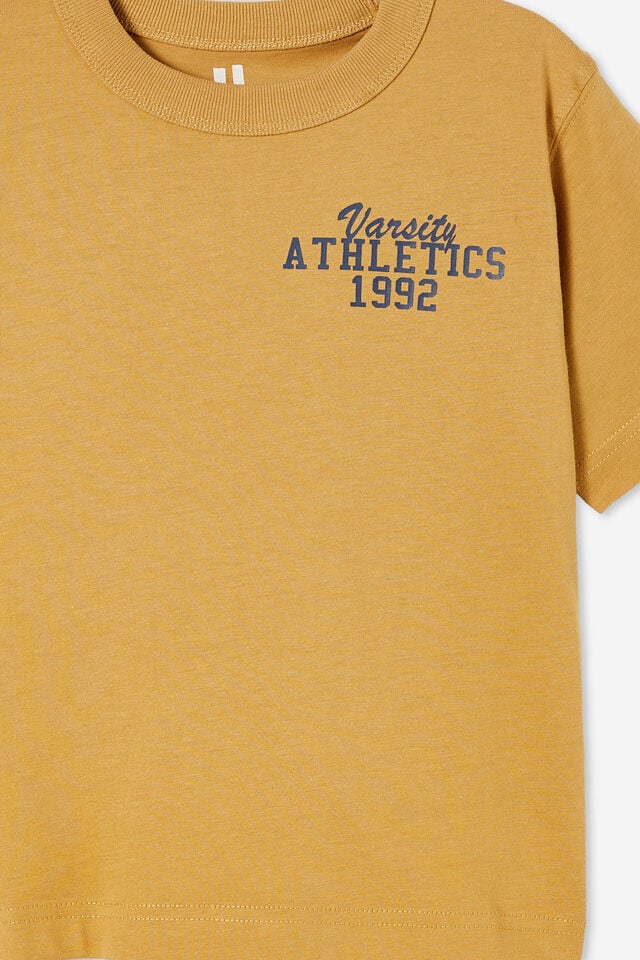 Camiseta - Jonny Short Sleeve Print Tee, MUSTARD SEED/VARSITY ATHLETICS 1992
