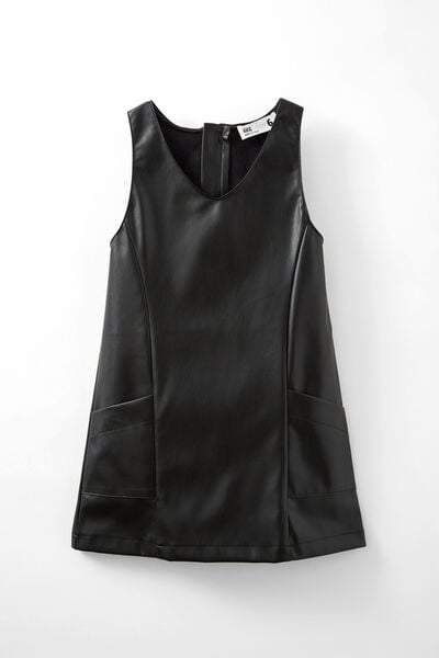 Petra Pinafore, BLACK