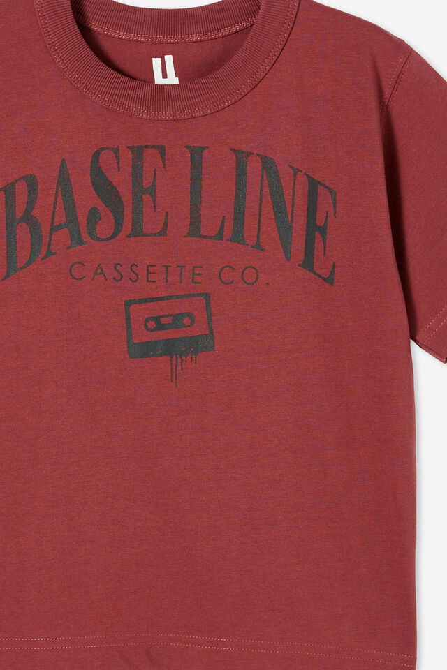 Camiseta - Jonny Short Sleeve Print Tee, VINTAGE BERRY/BASELINE CASSETTE CO.