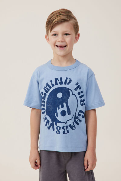 Camiseta - Jonny Short Sleeve Print Tee, DUSTY BLUE/NEVERMIND THE CHAOS