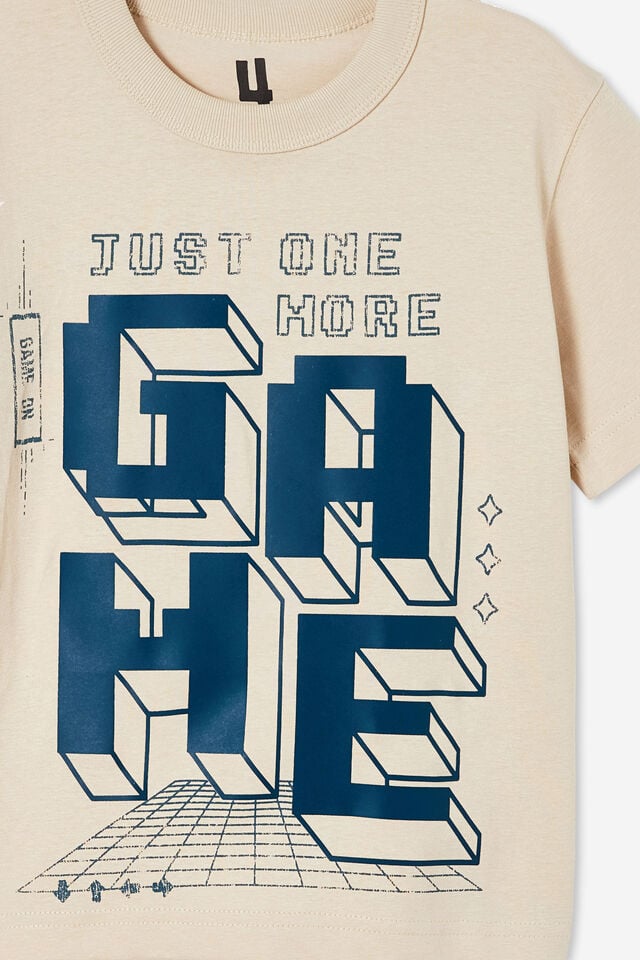 Camiseta - Jonny Short Sleeve Print Tee, RAINY DAY/JUST ONE MORE GAME
