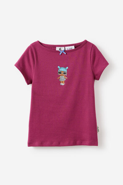 License Raya Boat Neck Tee, LCN MGA BERRY JAM/LOL DOLLS