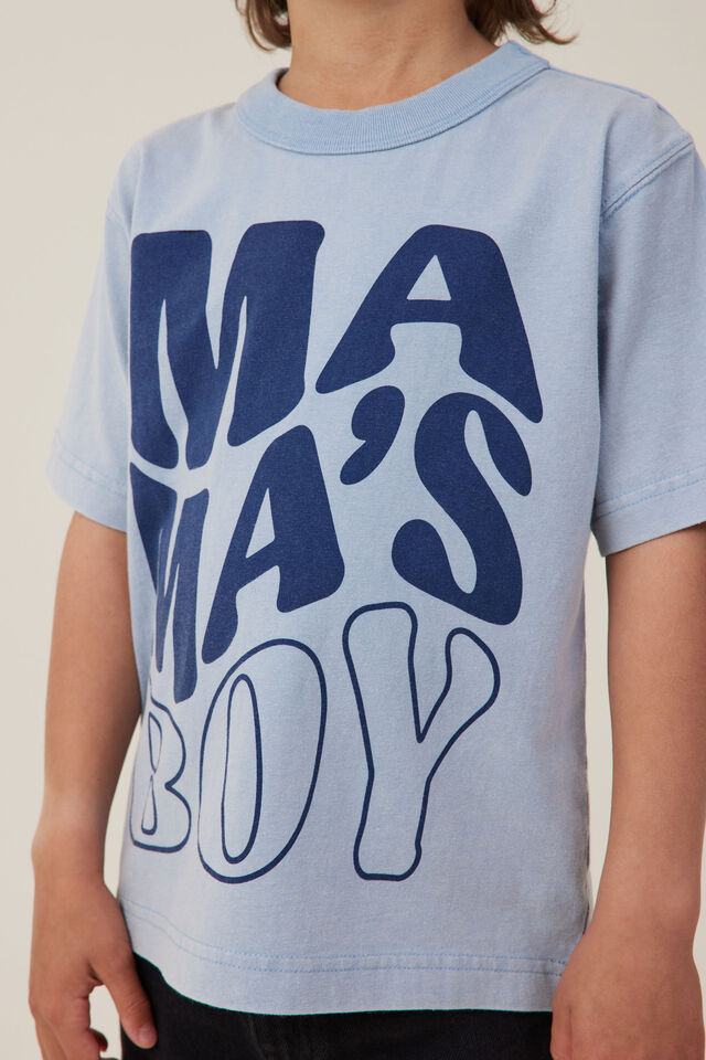 Camiseta - Jonny Short Sleeve Print Tee, DUSTY BLUE/MAMA S BOY