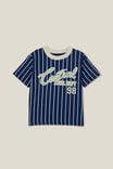 Camiseta - Jonny Short Sleeve Print Tee, IN THE NAVY STRIPE/CENTRAL ATHS DEPT - vista alternativa 1