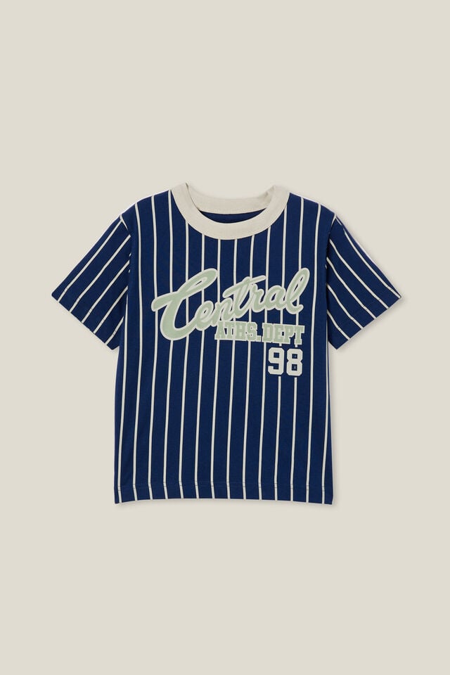 Camiseta - Jonny Short Sleeve Print Tee, IN THE NAVY STRIPE/CENTRAL ATHS DEPT