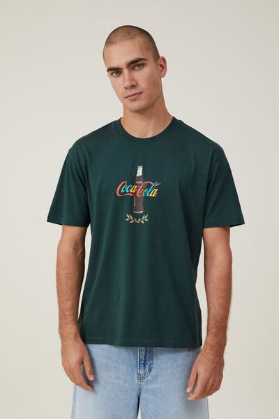 Loose Fit Pop Culture T-Shirt, LCN COK PINE NEEDLE GREEN / TEAM BOTTLE