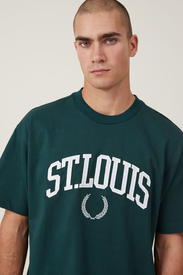 Camiseta - Box Fit College T-Shirt, PINENEEDLE GREEN / ST LOUIS