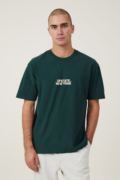 Camiseta - Premium Loose Fit Art T-Shirt, PINE NEEDLE GREEN/UPSTATE NEW YORK SCRIPT