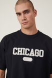 Camiseta - Box Fit College T-Shirt, BLACK / CHICAGO - vista alternativa 4