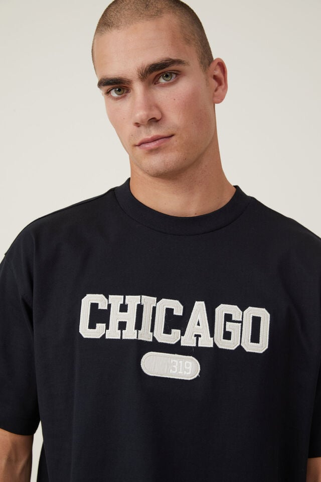 Camiseta - Box Fit College T-Shirt, BLACK / CHICAGO
