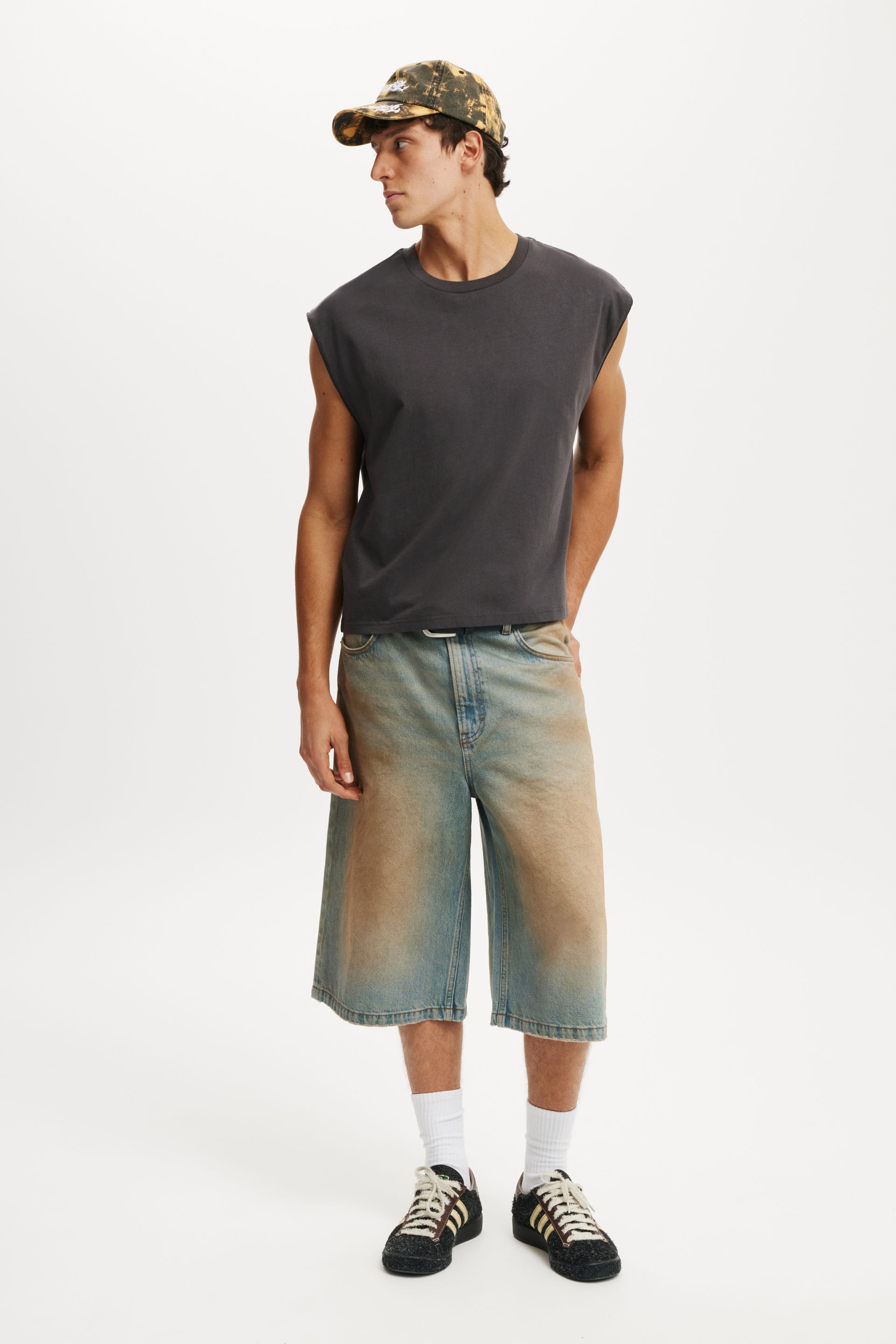 Cropped Fit Muscle