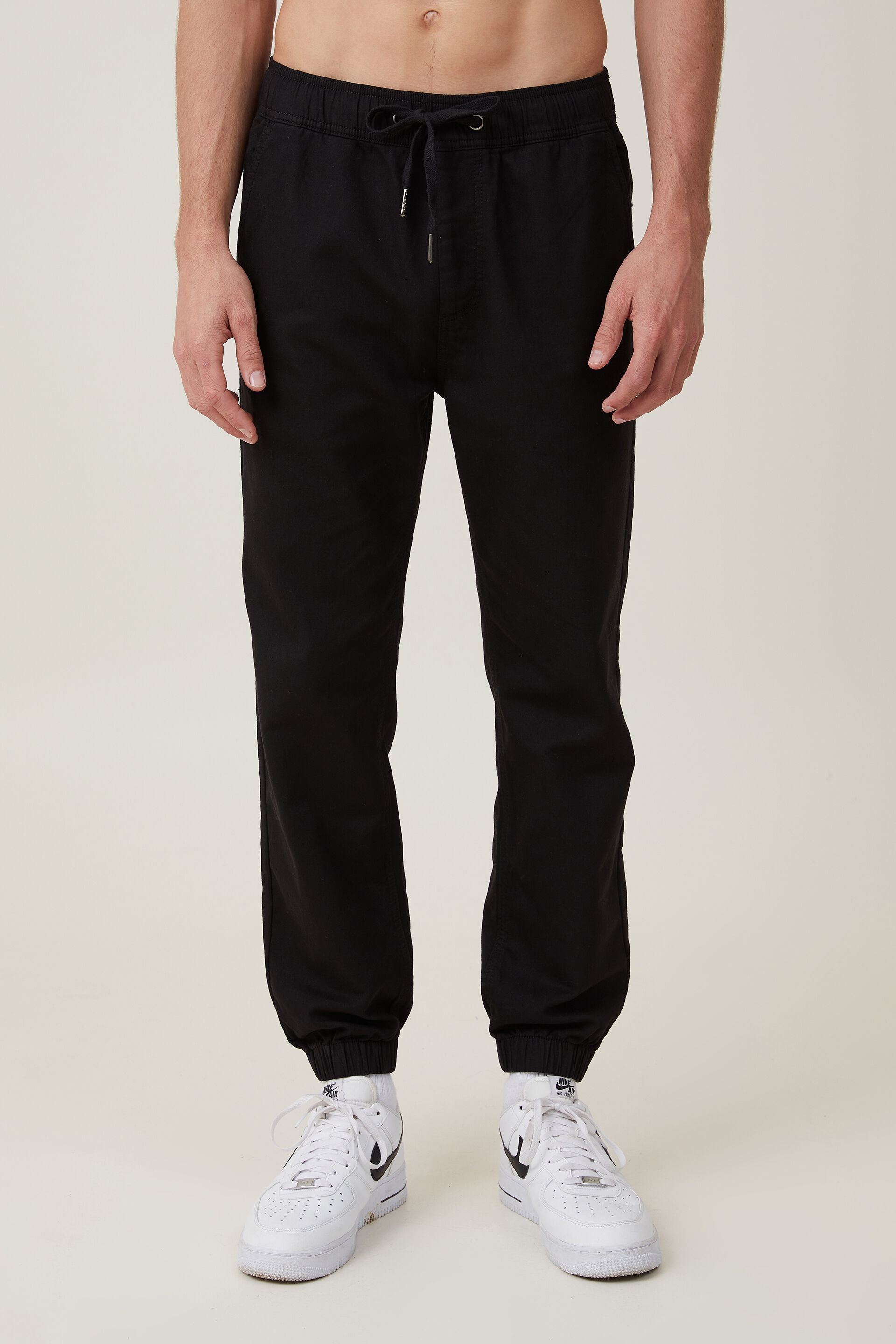 Uniqlo Men Easy Relaxed Jogger Pants, Men's Fashion, Bottoms, Joggers on  Carousell