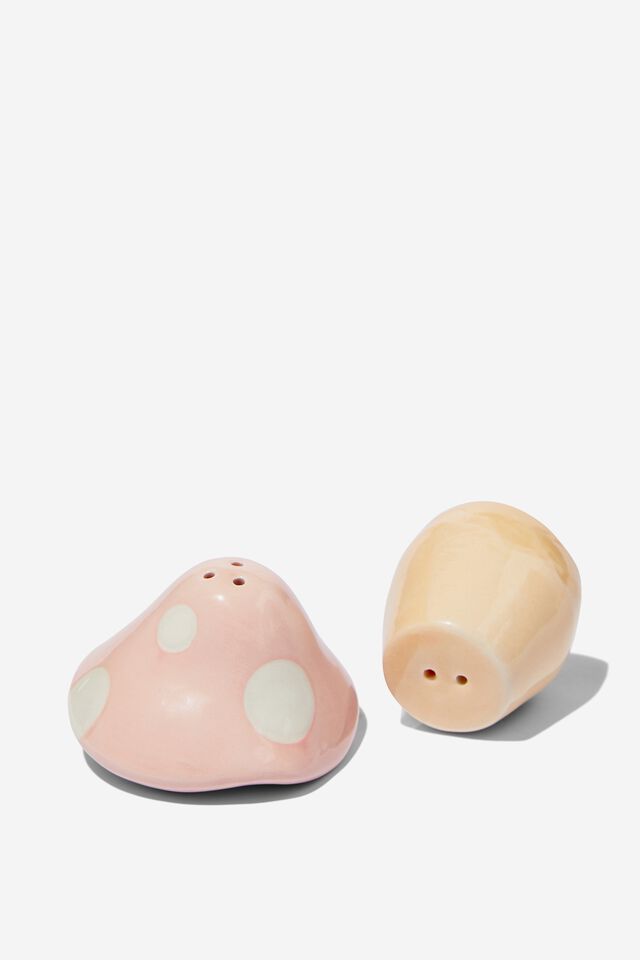 These “fancy” salt and pepper shakers : r/CrappyDesign
