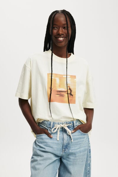 The Lcn Boxy Graphic Tee, LCN WMG BLUR GLAMOUR IN THE SUN/CREME FRAICHE