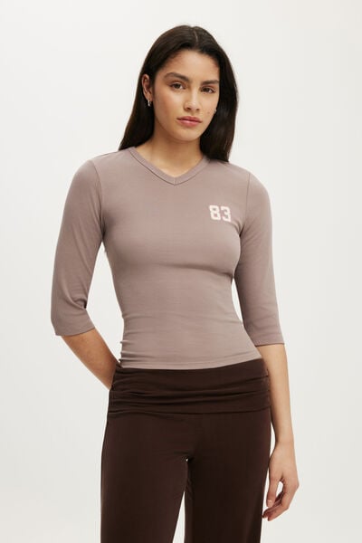 90S V Neck &frac34; Sleeve Graphic Tee, 83 / PEBBLESTONE