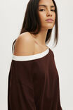 Boxy Off Shoulder Long Sleeve, DARK OAK/VINTAGE WHITE BAND - vista de exemplo 4
