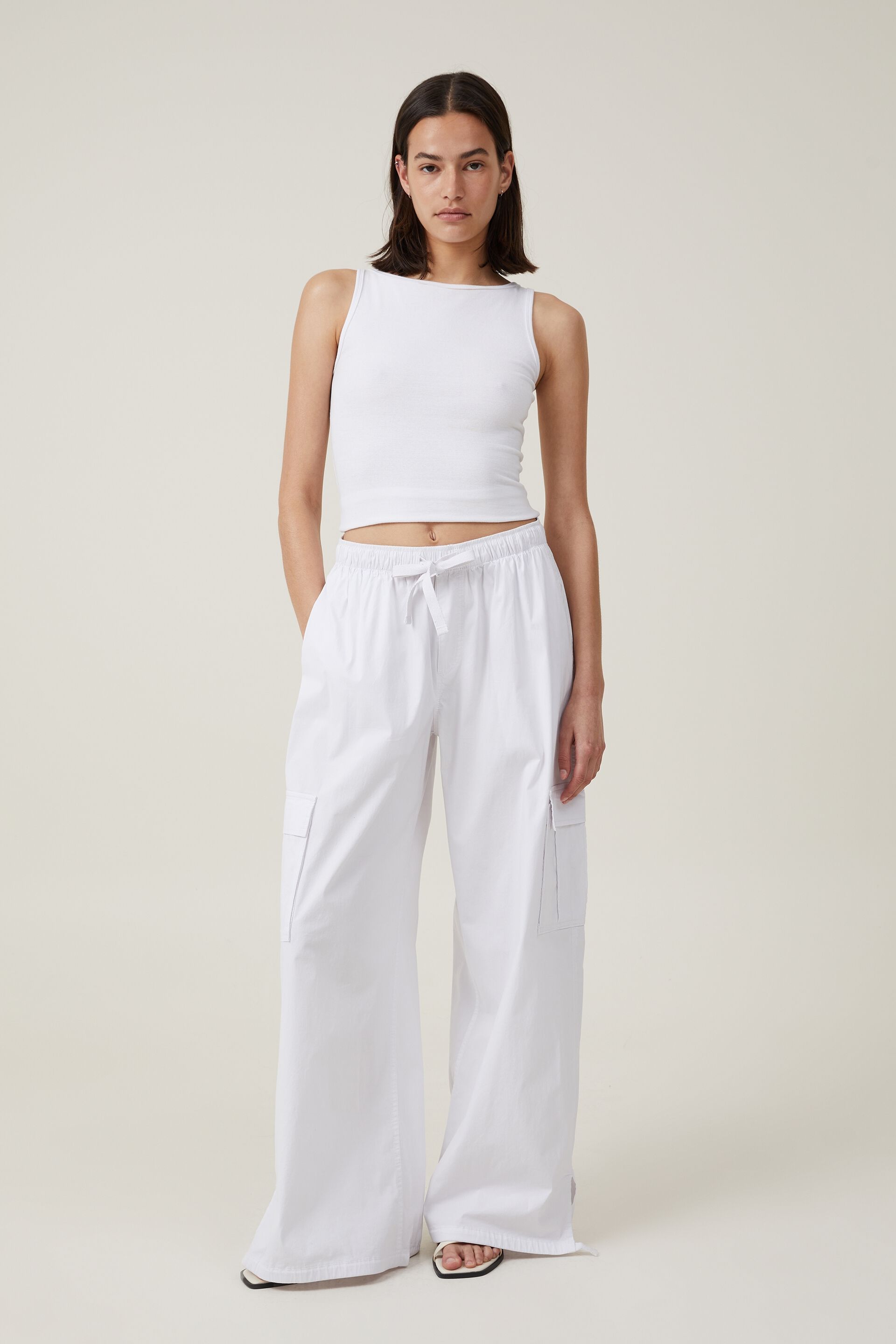 WHITE SHORT TROUSERS