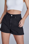 Short - High Mom Denim Short, WASHED MIDNIGHT BLACK CUFF - vista de exemplo 4