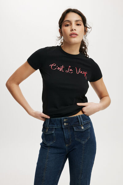 Camiseta - Fitted Graphic Longline Tee, CEST LA VIE/BLACK