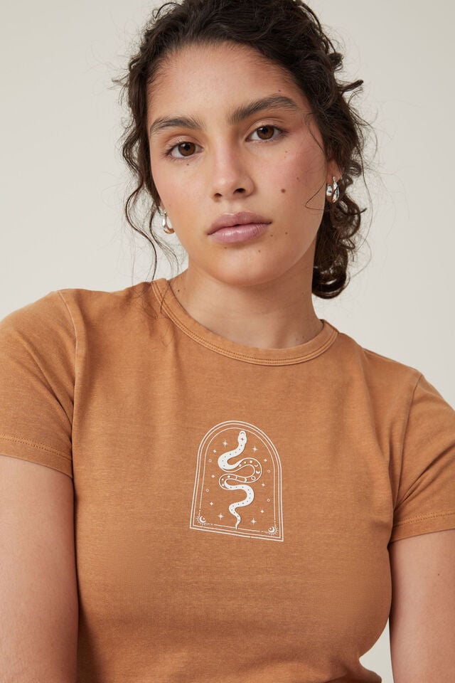 Fitted Graphic Longline Tee, SERPENT/TOFFEE