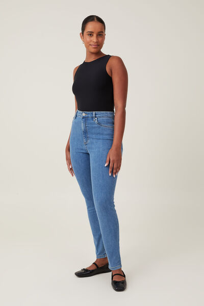 A good pair of jeans never goes out of style honey 😜💙 🔍 Balloon denim:  100805459 - R349.99 #mrprice #mrpricefashion #ladiesfas