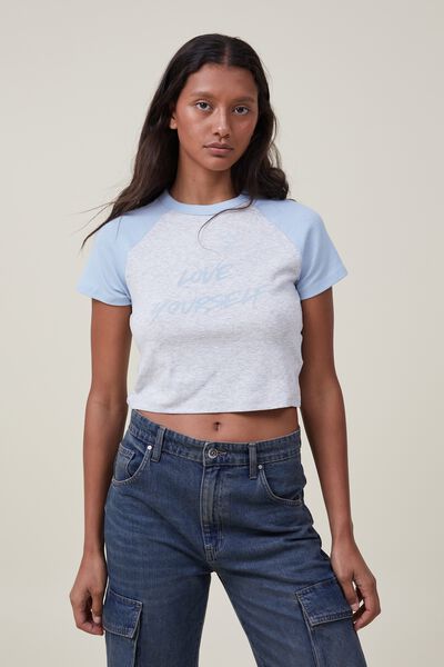 Camiseta - Micro Fit Rib Raglan Graphic Tee, LOVE YOURSELF/ SHORELINE BLUE/ LIGHT GREY MAR