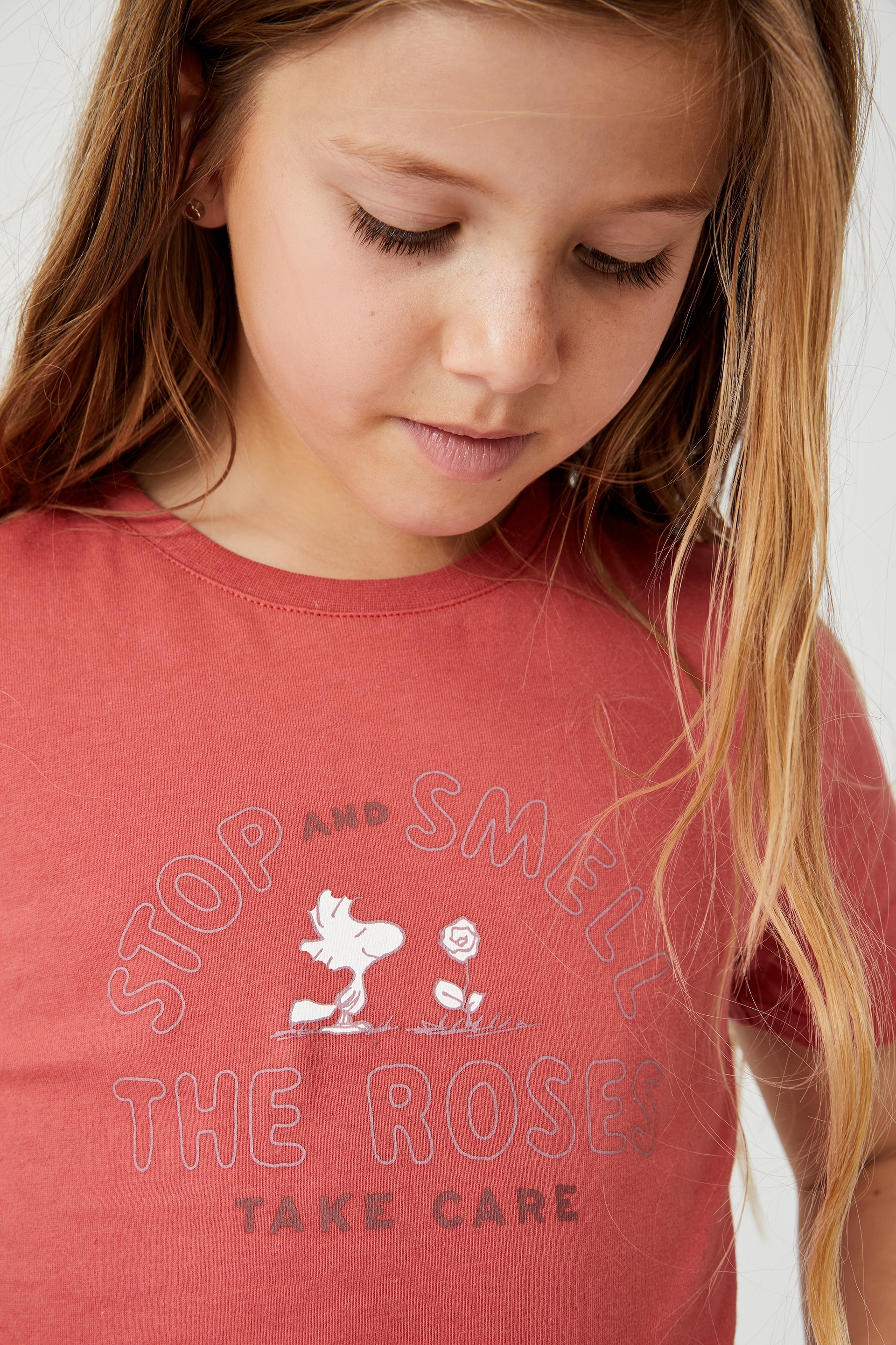 Cotton On Kids - License Short Sleeve Tee - Lcn pea snoopy smell the roses/red brick