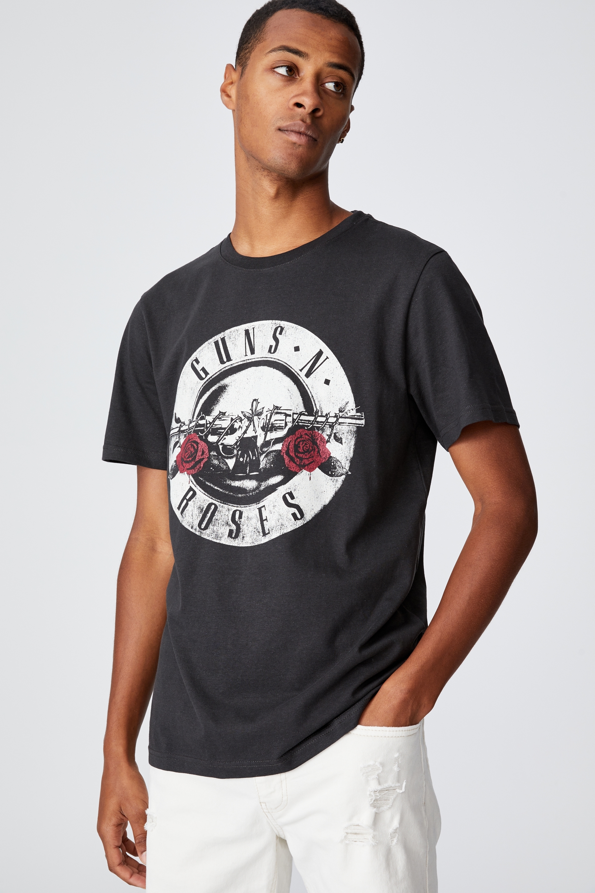 Cotton On Men - Tbar Collab Icon T-Shirt - Lcn bra washed black/guns n roses-vintage log