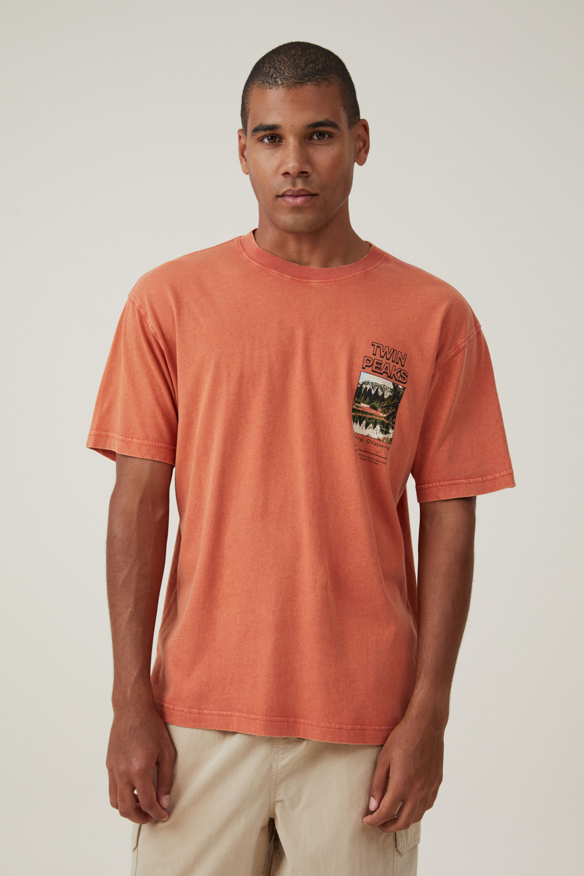 Cotton On Men - Premium Loose Fit Art T-Shirt - Burnt jaffa/twin peaks