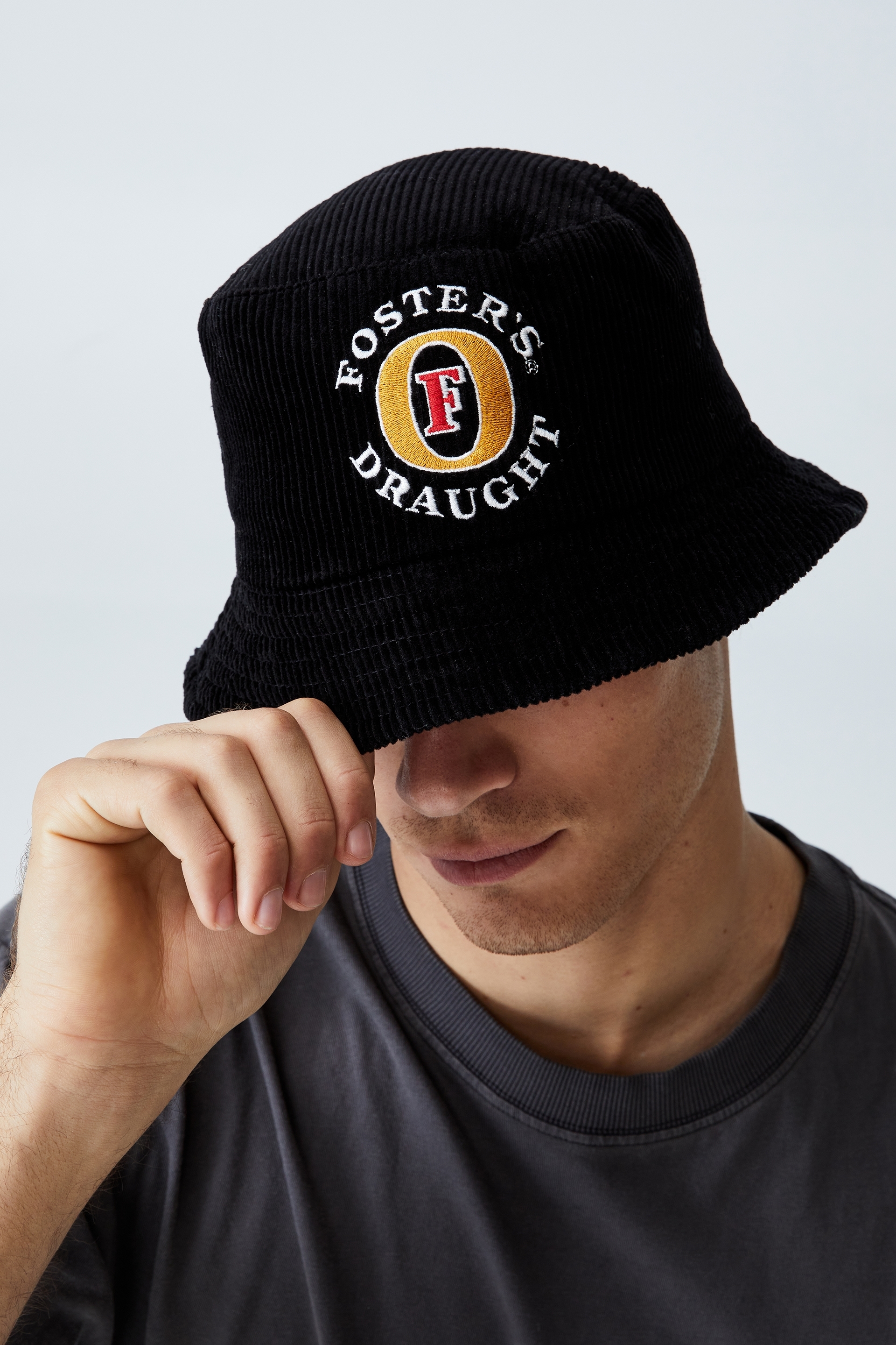 Cotton On Men - Fosters Bucket Hat Personalised - Lcn fos washed black/fosters logo