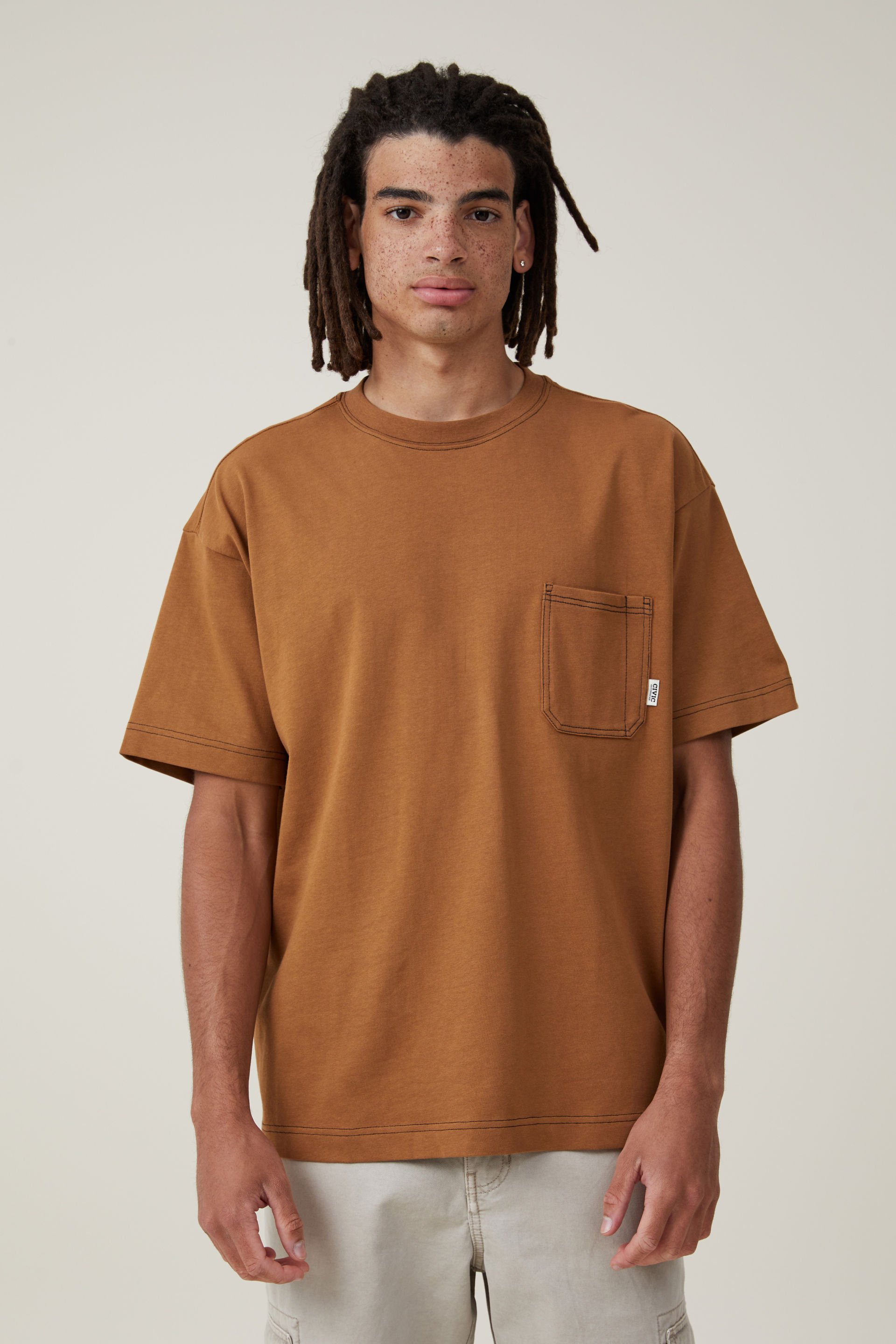 Cotton On Men - Box Fit Pocket T-Shirt - Ginger / civic contrast