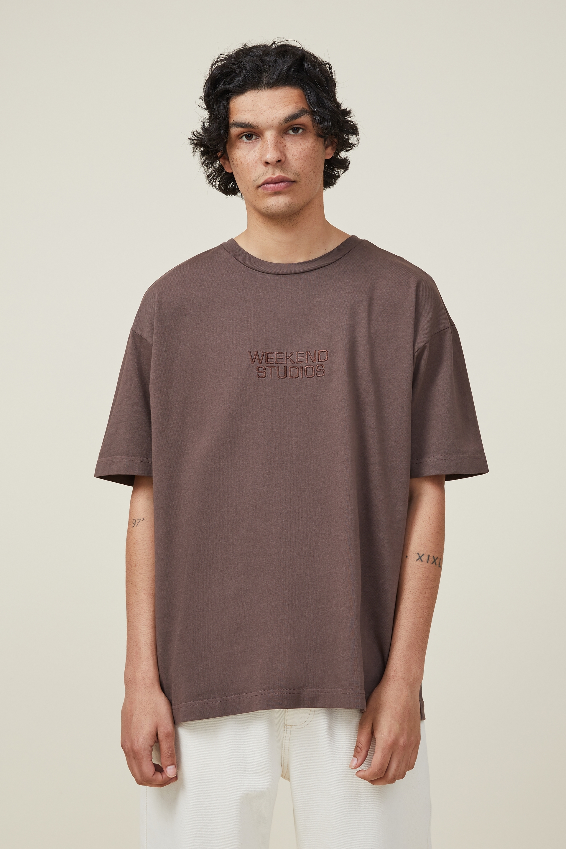 Cotton On Men - Box Fit Plain T-Shirt - Washed chocolate/weekend studio stack