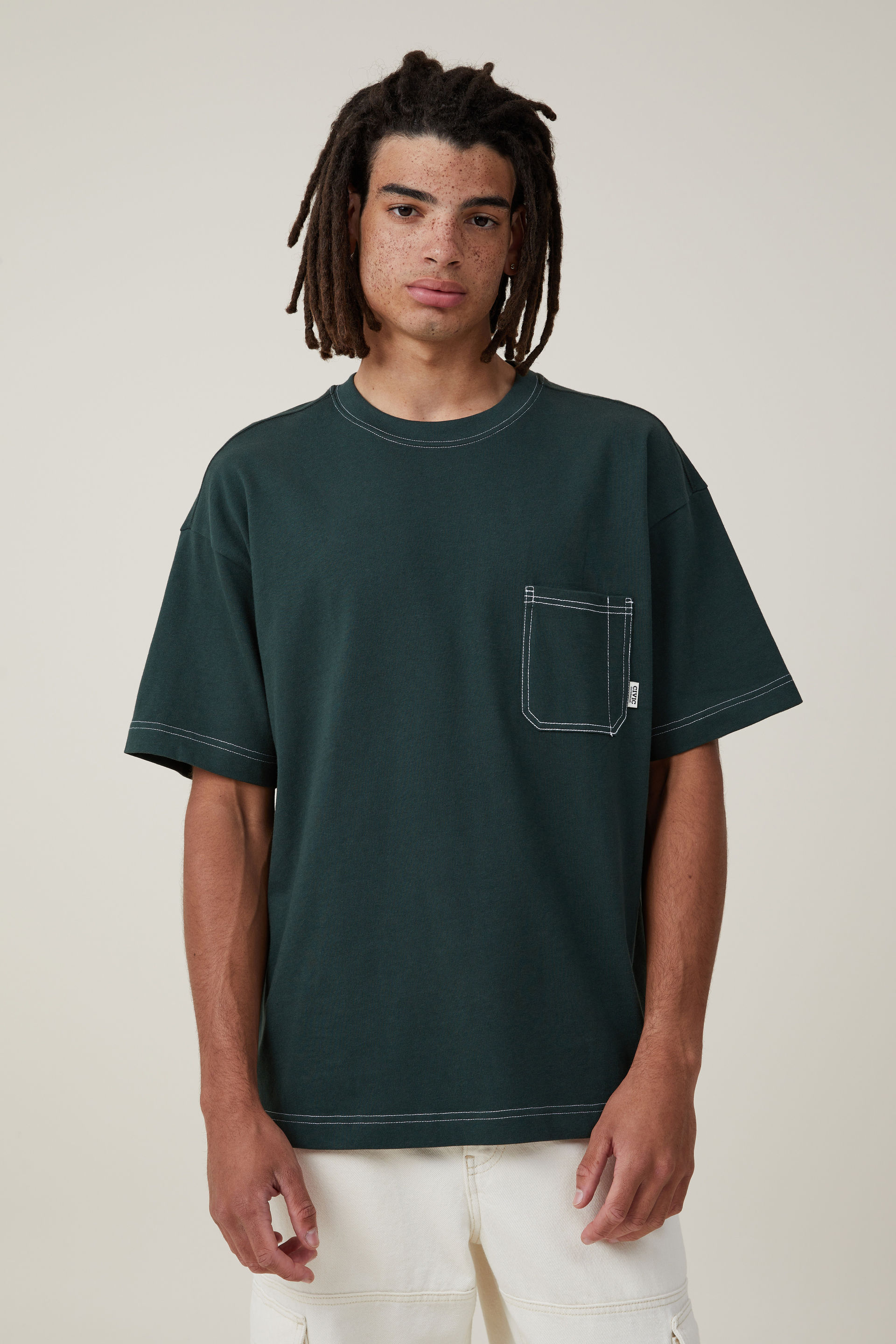 Cotton On Men - Box Fit Pocket T-Shirt - Pineneedle green / civic contrast
