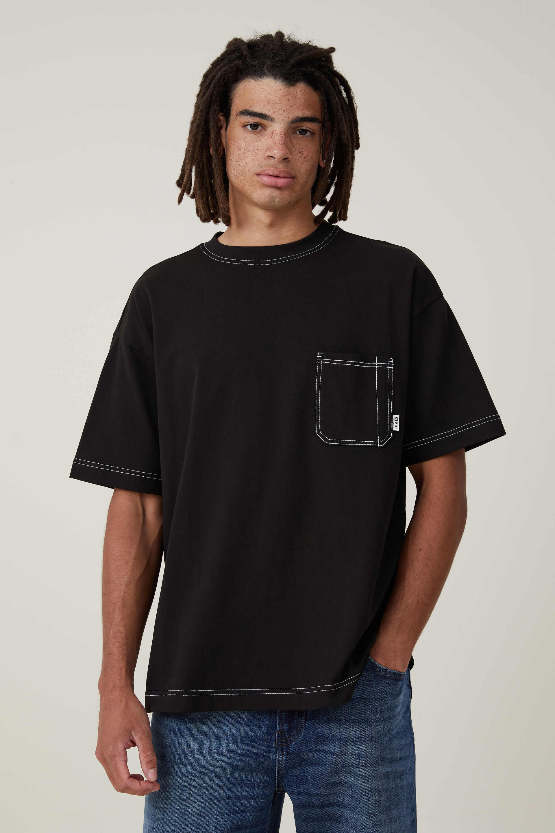 Cotton On Men - Box Fit Pocket T-Shirt - Black / civic contrast