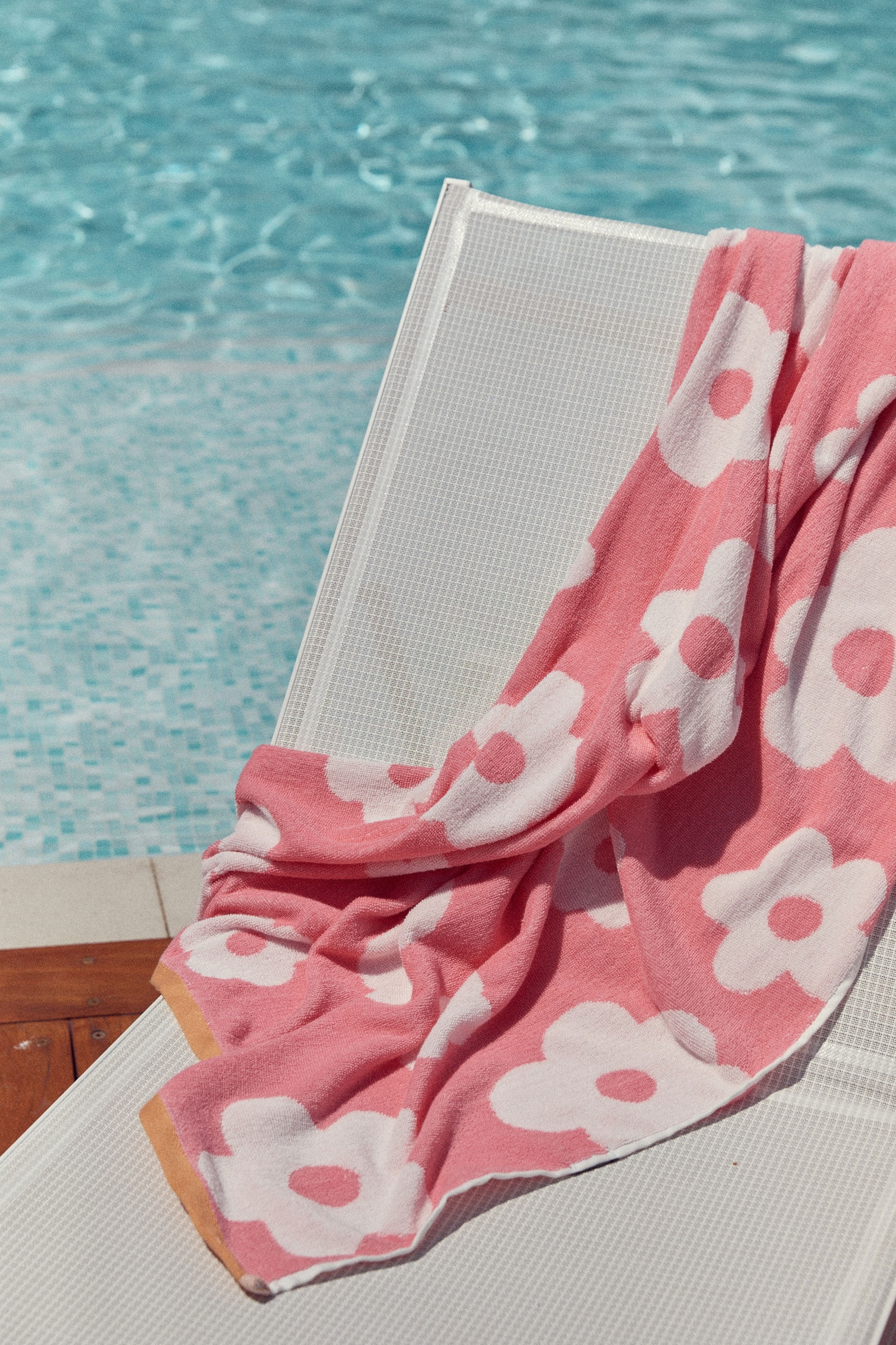 Rubi - Cotton Beach Towel - Pink glow frankie daisy