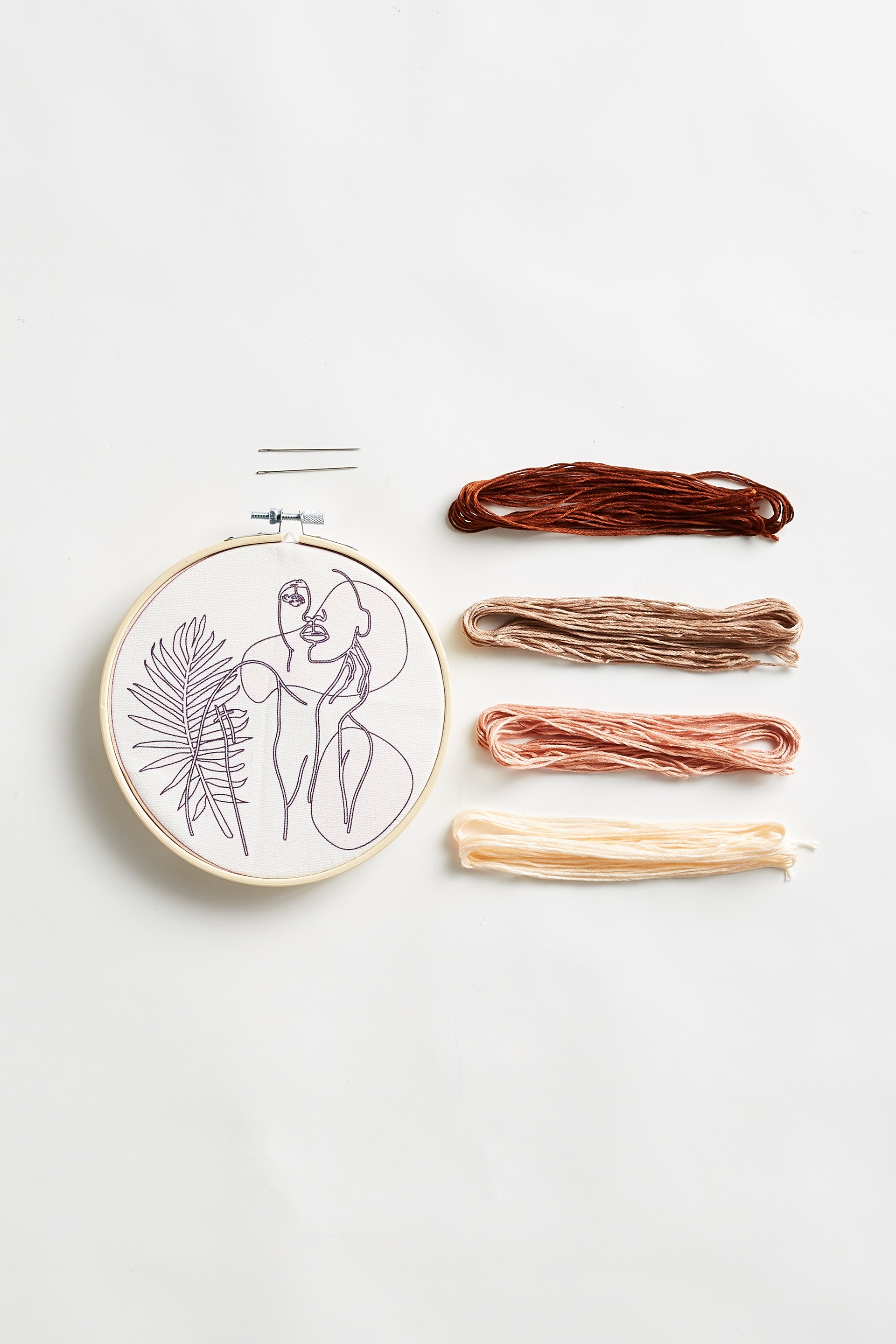 Typo - DIY Embroidery Kit - Embroidery kit - femme lineart
