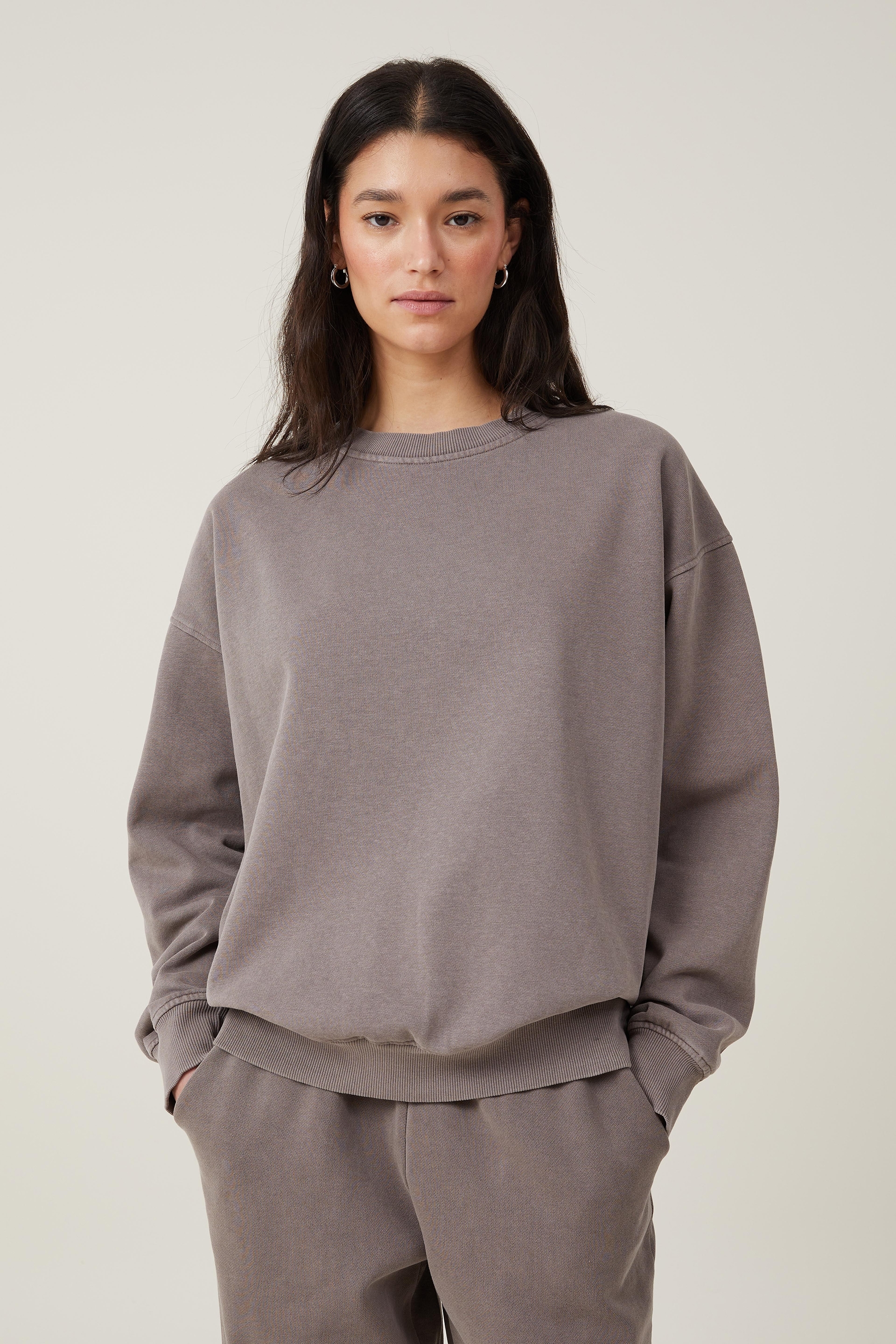 Cotton On Women - Classic Fleece Washed Crew Sweatshirt - Washed mocha
