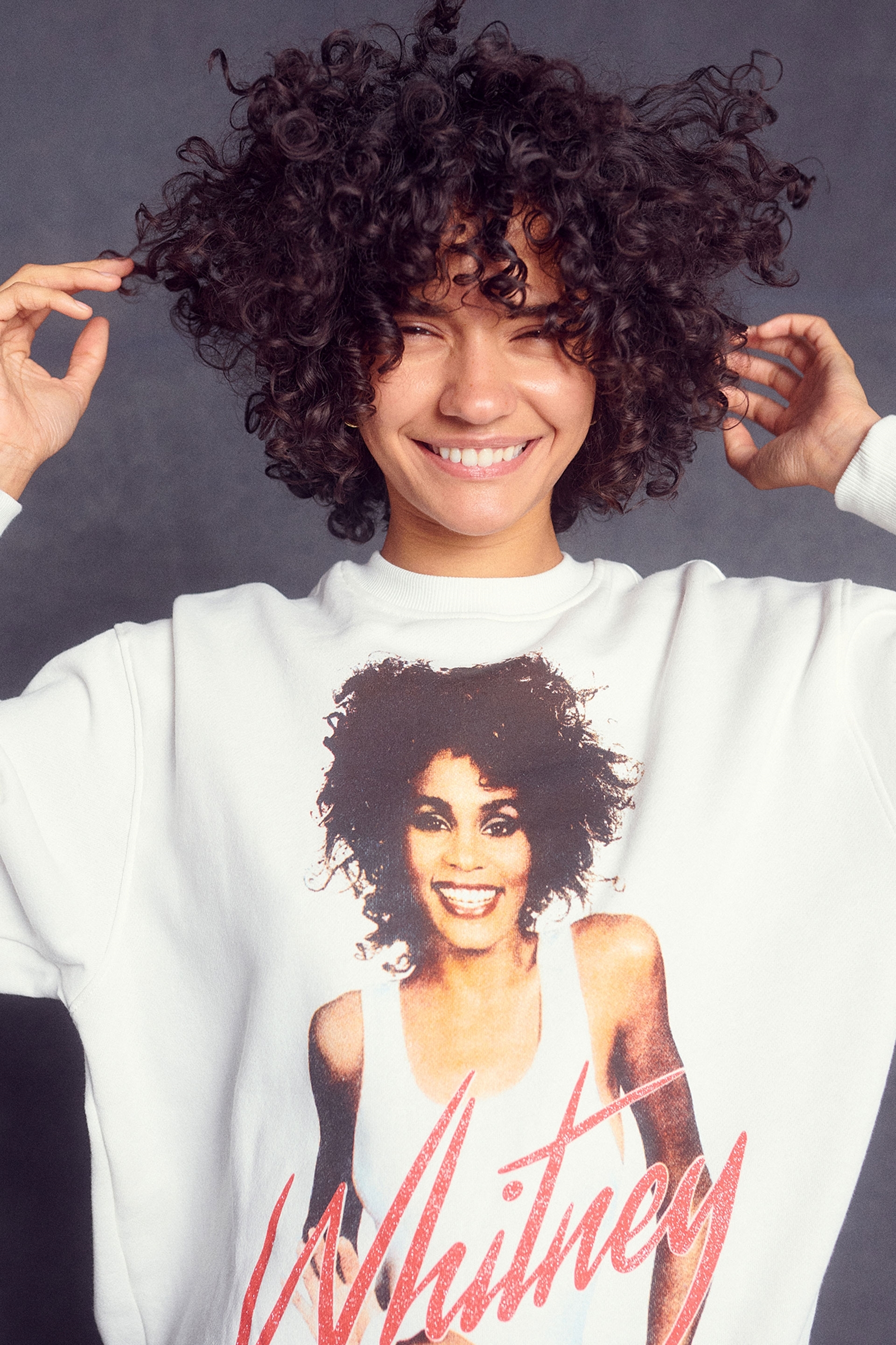 Cotton On Women - Whitney Houston Crew Sweatshirt - Lcn per whitney houston glitter/off white