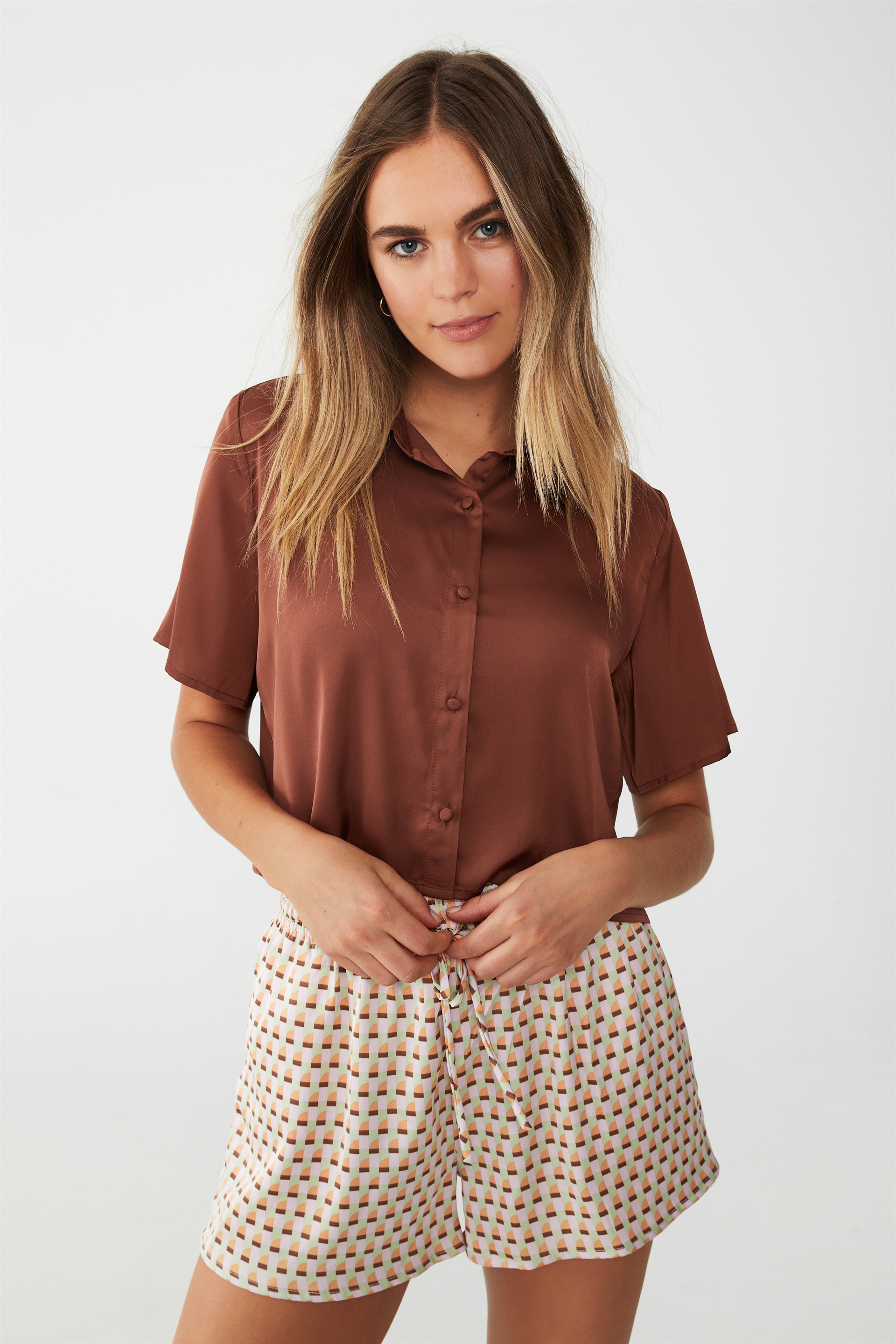 Cotton On Women - Santorini Short Sleeve Cropped Satin Shirt - Vintage brown