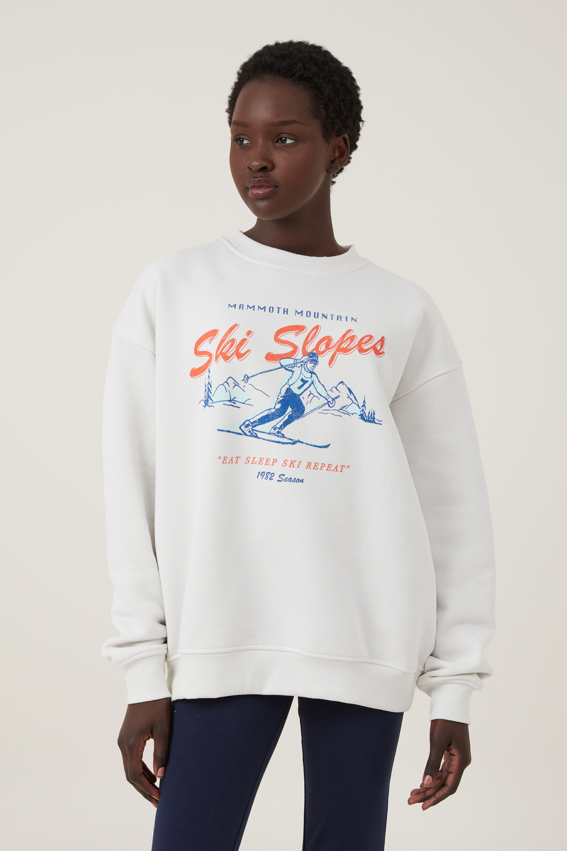 Cotton On Women - Classic Fleece Graphic Crew Sweatshirt - Ski slopes/ vintage white